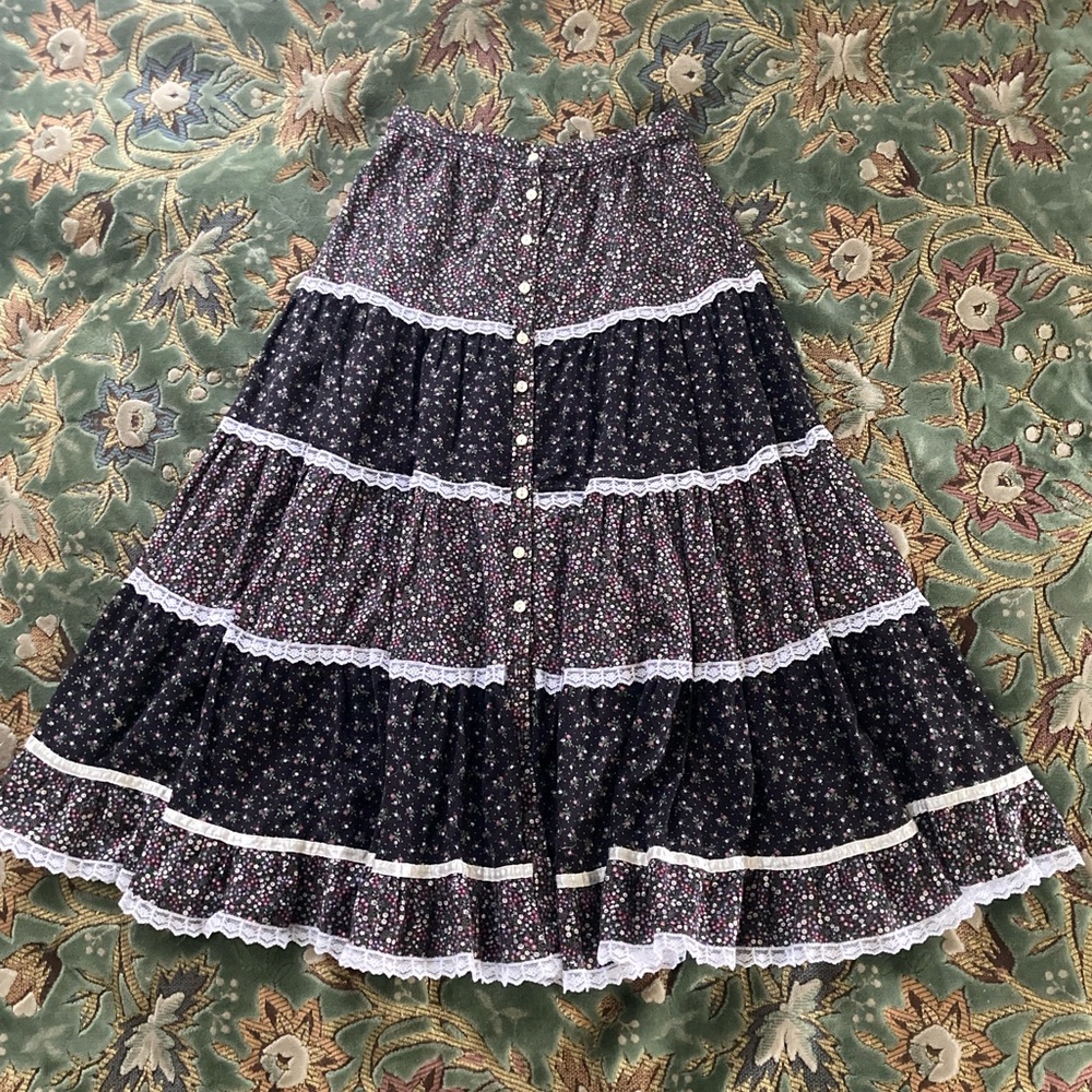 Gunne Sax skirt 🖤💜💖💛🤍